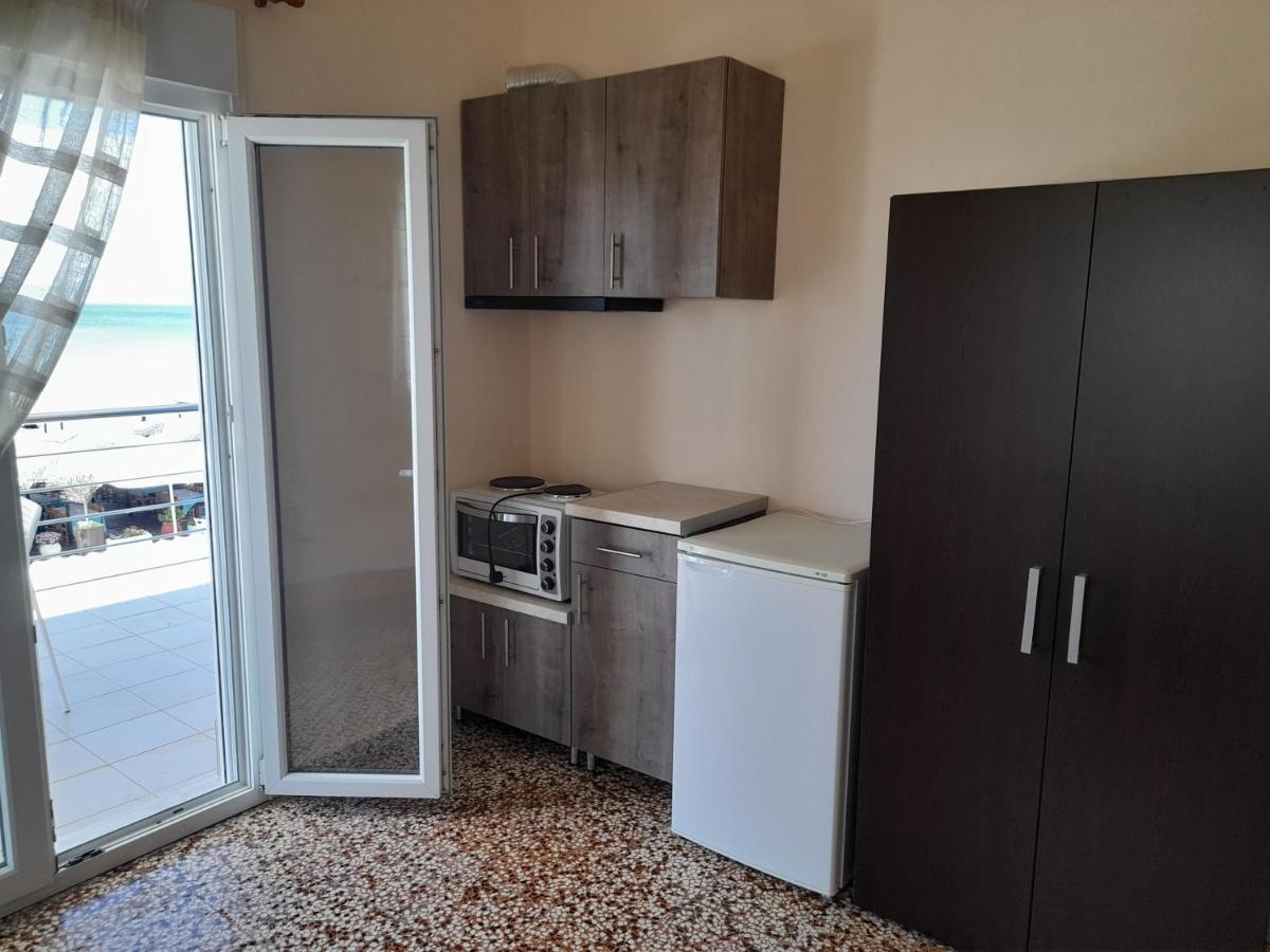 Isalos Apartments Studios Neoi Epivatai Exteriör bild